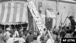 هواداران شاه و زاهدی به یکی از دفاتر حزب ایران - از احزاب اصلی جبهه ملی - در روز ۲۸ مرداد حمله کرده‌اند.