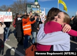 Dy vajza përqafohen gjatë një marshimi protestues nga Beogradi në Novi Sad, 31 janar 2025.