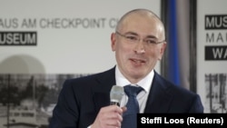Berlin - Mikhail Khodorkovsky, dikur njeriu më i pasur i Rusisë, flet për gazetarë në konferencën e tij të parë pas lirimit nga burgu, 22 dhjetor, 2013