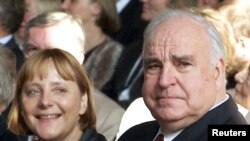 Кол ХIелмут а, Меркел Ангела а. 2000-гIа шо.