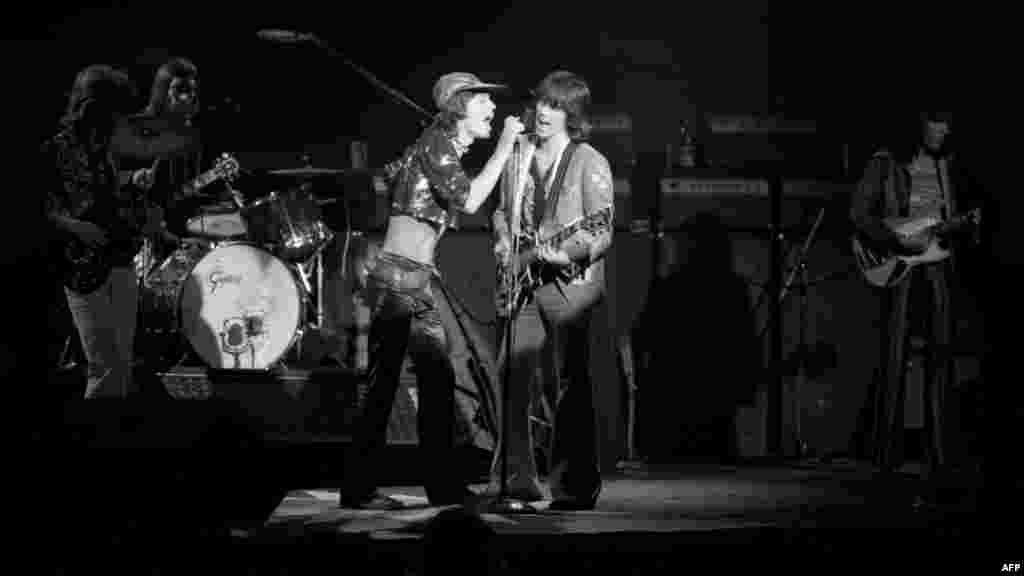1971. The Rolling Stones играют в лондонском зале Round House. В этом году вышел их альбом "Sticky Fingers", дизайн которого придумал Энди Уорхол.