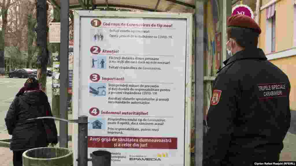 Panou informativ despre metodele de combatere a coronavirusului, afișat într-o stație de transport public din centrul Chișinăului. 