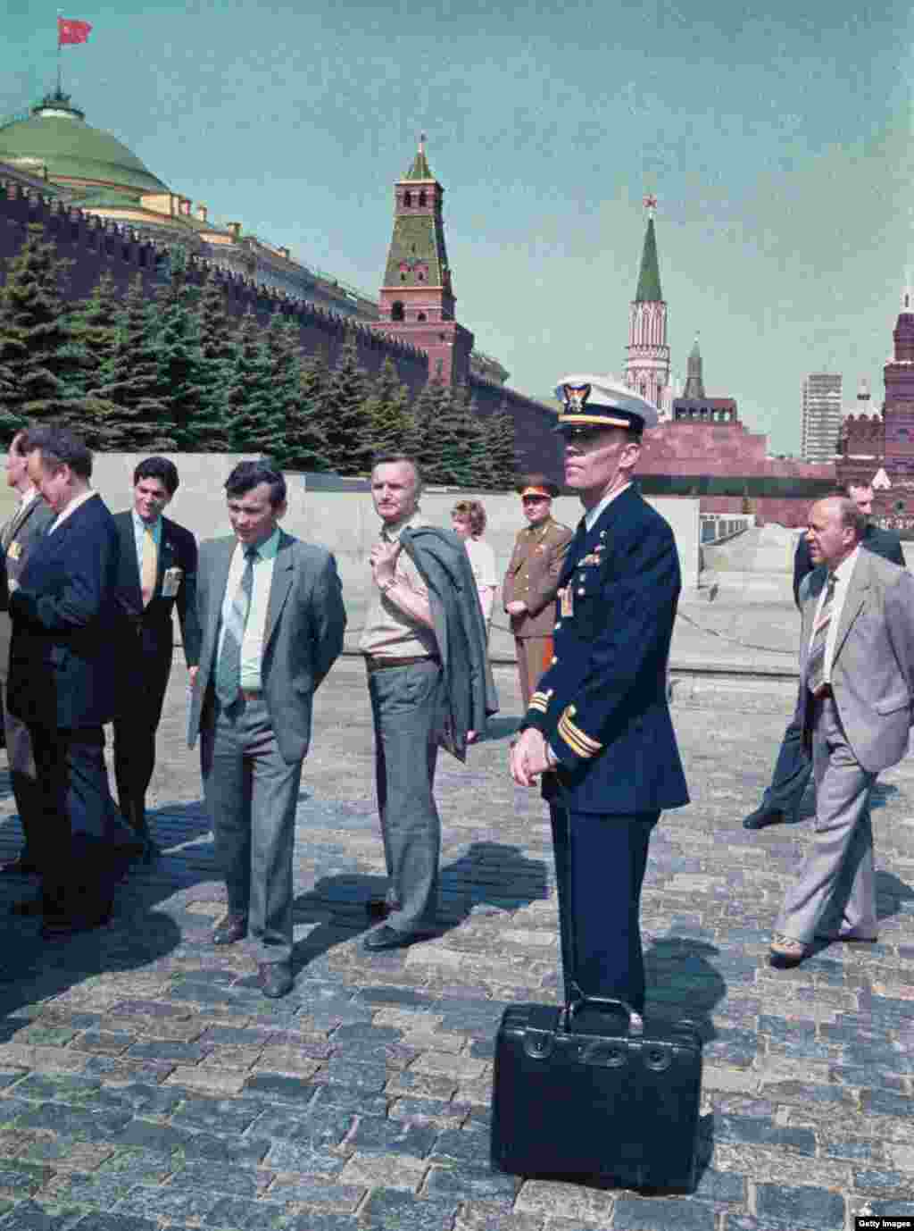 Поручник Вуди Ли стои на Црвениот плоштад со „нуклеарниот фудбал“ закачен на неговиот зглоб со кожен ремен за да спречи да биде запленет или изгубен. Оваа фотографија е направена додека американскиот претседател Роналд Реган ја посети Москва со советскиот лидер Михаил Горбачов во мај 1988 година. Куферот всушност е метална кутија што наводно вклучува неколку брошури, вклучително и една што нуди мрачно „мени“ со потенцијални цели за нуклеарни удари. Куферот исто така вклучува список на тајни бункери каде што претседателот и неговиот персонал можат да се засолнат за време на нуклеарна војна. 