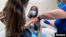 Părinții români trebuie să completeze niște formulare pentru a-și da acordul cu privire la vaccinarea copiilor