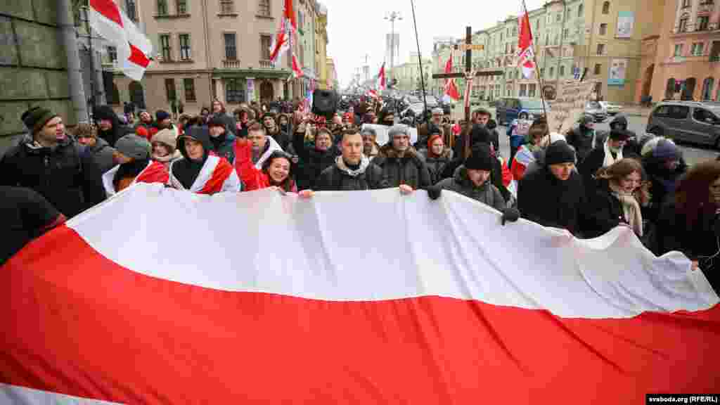 Participanții la acțiunea de protest din Minsk de pe 7 decembrie 2019 au trecut în marș neautorizat prin centrul orașului. Coloana, în care erau în jur de o mie de oameni, mergea pe trotuare, respectând regulile de circulație. 
