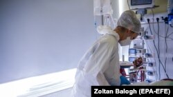Beteget lát el egy nővér a budapesti Országos Koranyi Pulmonológiai Intézet intenzív osztályán 2021. február 18-án.