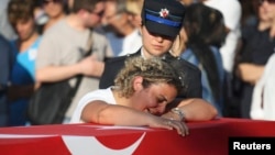 Funerali i një të vrari gjatë kaosit në Turqi.