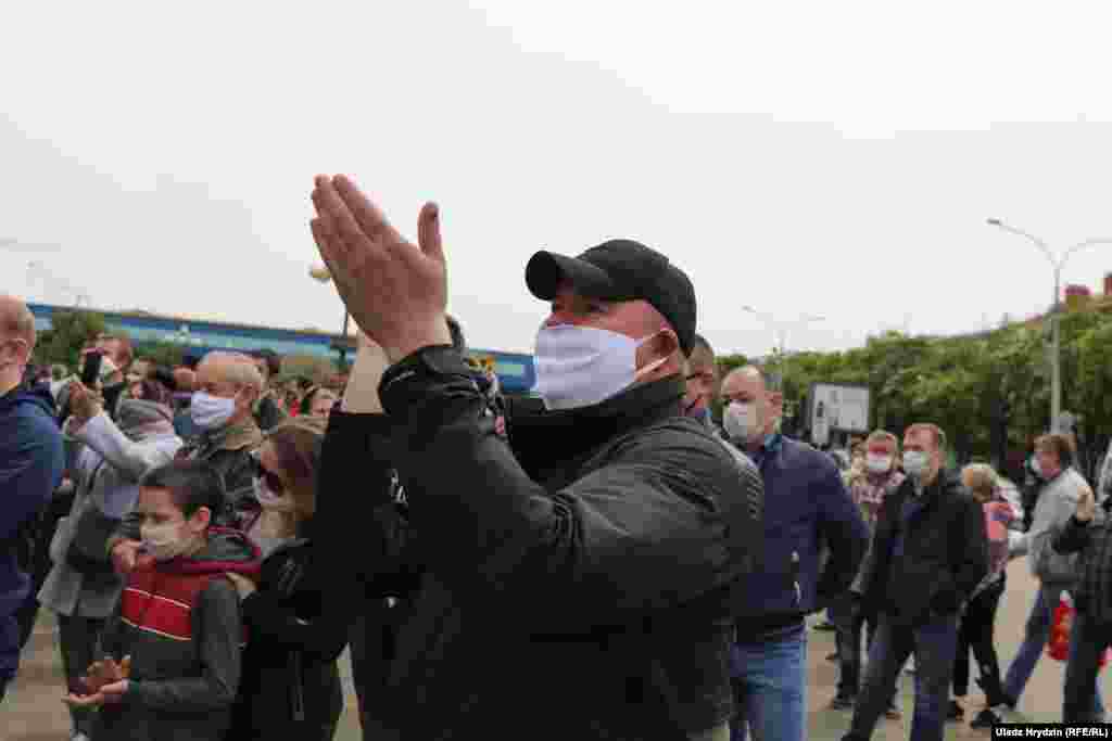 Люди реагують під час мінської акції протесту