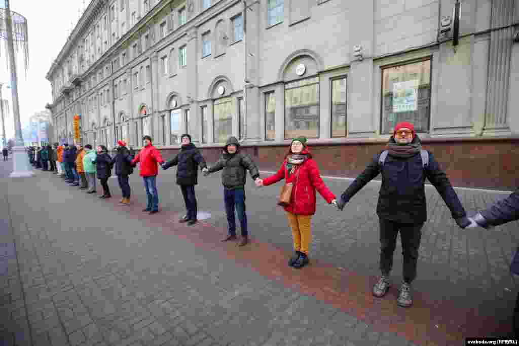 Acțiunea de protest a început la 11.30. O parte dintre protestatari au ieșit pe Bulevardul Independenței, unde au încercat să facă un lanț uman, ținându-se de mâini. 