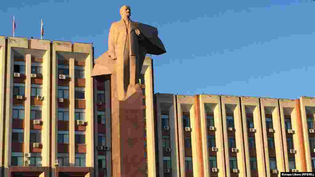 Памятник Ленину у здания Верховного совета Приднестровья 