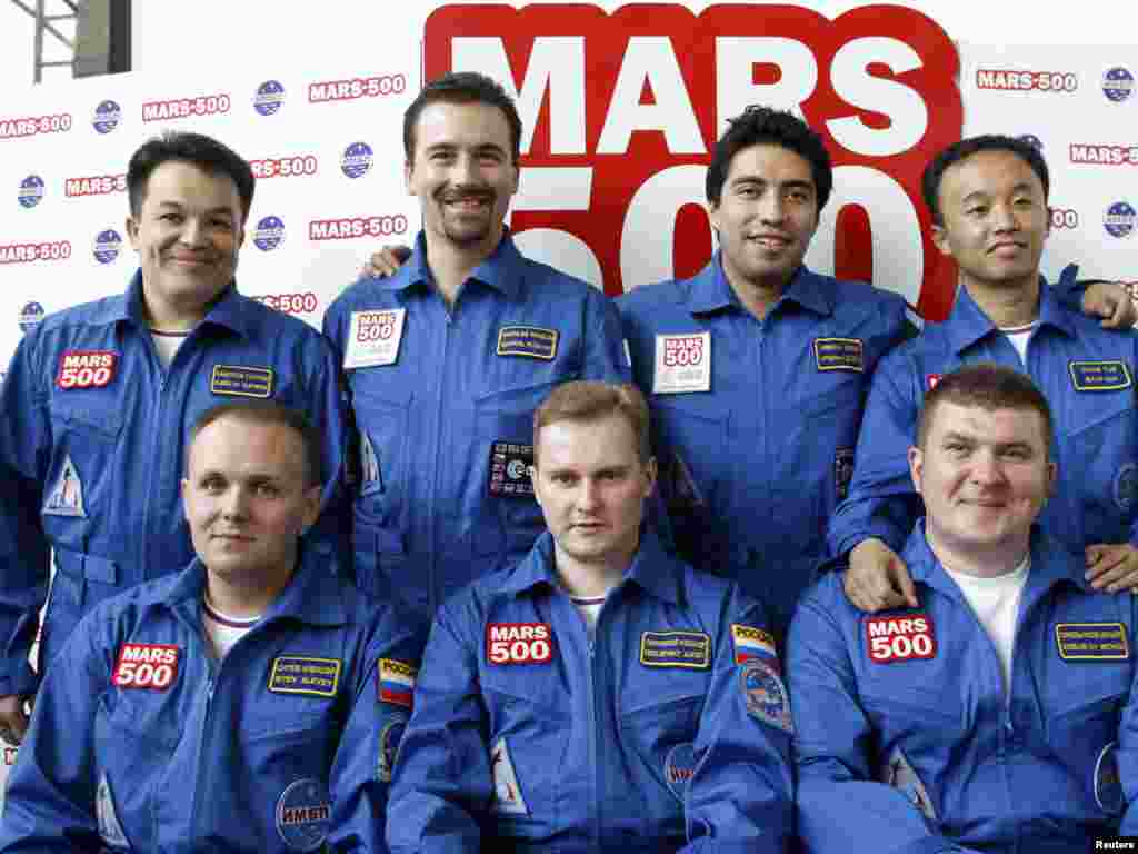 “Марс-500” экипажы (сулдан уңга): Алексей Ситев, Александр Смолиевский һәм хәстәр-әгъза Михаил Синельников (алгы рәт), Сухроб Камолов, Ромэйн Шарле, Диего Урбина һәм Ваң Юе (арткы рәт)