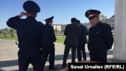 Полиция өкілдері аккредитациядан өткен журналистер тізімін тексеріп жатыр. Орал, 15 мамыр 2018