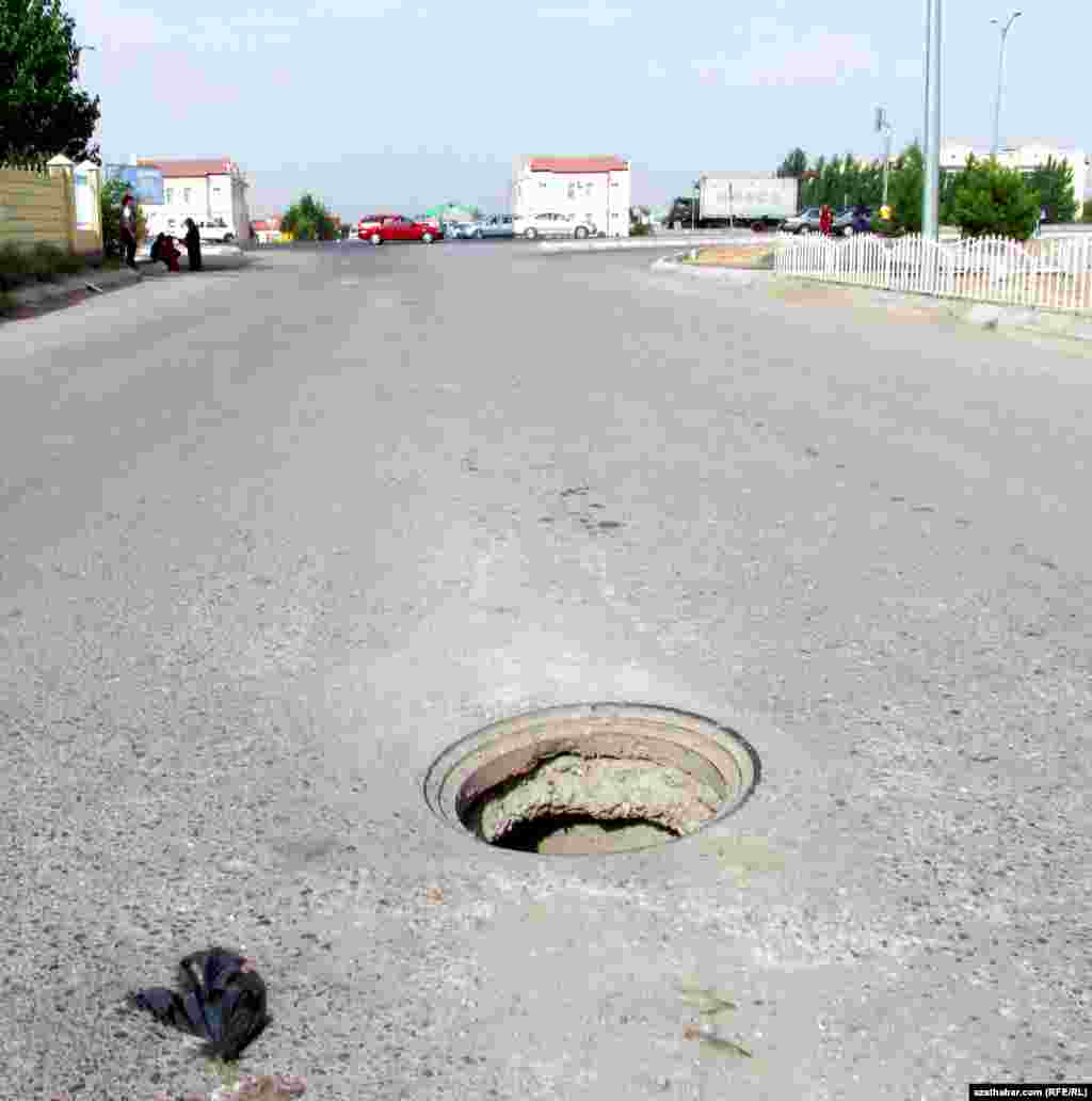 Çoganly şäherçesiniň köçelerinden biri. Çoganlynyň köçelerinde açyk lýuklar her ädimde gabat gelýär.