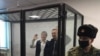 Алмазбек Атамбаев жана Фарид Ниязов сот залында. 2020-жылдын 23-декабры.