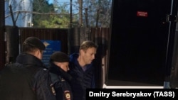 Навальны быў зноў затрыманы, як толькі выйшаў на волю з маскоўскага спэцпрымальніка.