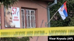 Fotografia e Oliver Ivanoviqit, e vendosur në ndërtesën e partisë "Liria, Demokracia dhe Drejtësia", në Mitrovicën Veriore