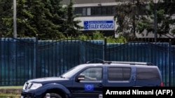 Automobil EULEX-a prolazi pored sjedišta ove misije u Prištini, 2018.