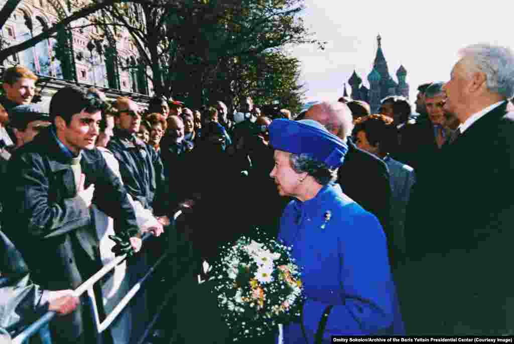 Regina Elisabeta a II-a a Angliei vorbește cu un moscovit, în timpul unei plimbări cu Elțîn prin Piața Roșie din Moscova în octombrie 1994.