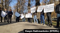 Курсан Асановдун тарапкерлери Бишкекте, Улуттук коопсуздук боюнча мамлекеттик комитеттин имаратынын алдында митингге чыгышты. 31-октябрь, 2020-жыл.