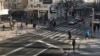 Пешаци на улицата која се протега на автобуската станица Рекорд 