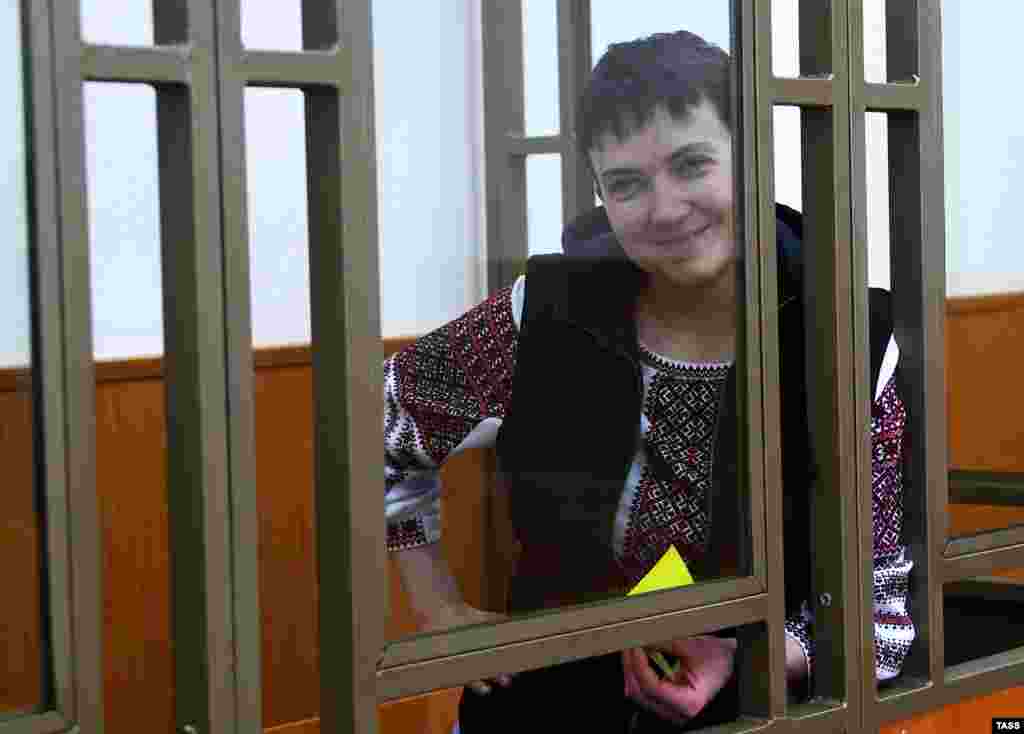 Надія Савченко під час чергового судового засідання у Донецькому міському суді Ростовської області Росії. 26 жовтня 2015 року. Більше про це: Суд у Росії продовжує допит свідків у справі Савченко