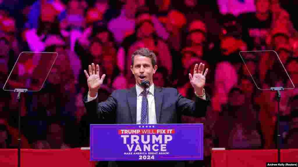 Tony Hinchcliffe humorista is beszélt a Trump mellett tartott nagygyűlésen New Yorkban. A közel harminc szónok közül, akik a Madison Square Gardenben Trumpnak melegítették be a tömeget, Hinchcliffe kapta a legtöbb figyelmet rasszista megjegyzései miatt. Szemétszigetnek nevezte Puerto Ricót, később a latinókra, a zsidókra és a feketékre tett trágár megjegyzéseket