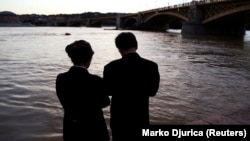 Люди поминають жертв біля мосту Маргіт на набережній у Будапешті, 31 травня 2019 року