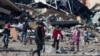 Disa palestinezë shihen në qendër të Rripit të Gazës të shkaktuar nga luftimet mes Izraelit dhe grupit palestinez, Hamas.