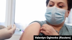 Жінка отримує дозу вакцини Covishield, Київ, 5 березня 2021 року