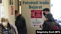 Koronavírus ‒ A regisztrált legidősebbek is megkapják a védőoltást