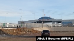 Кыргыз-казак чек арасындагы "Ак-Жол" өткөрмө бекети. 