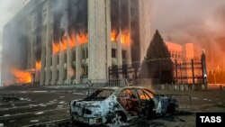 Алматыдагы акимчилик имараты күйүп жаткан учур, 5-январь 2022-жыл.