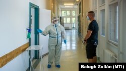 A járványügyi bevetési egység gyakorlata az Észak-Közép-budai Centrum Új Szent János Kórház és Szakrendelő Kútvölgyi tömbjében, Budapesten 2020. augusztus 27-én.