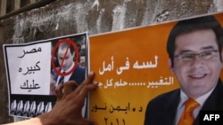 در ماه گذشته پوسترهایی در حمایت از نامزدی ایمن نور و مخالفت با نامزدی جمال مبارک بر دیوارهای قاهره نصب شده بود