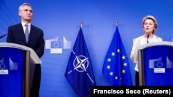 Jens Stoltenberg și Uursula van der Leyen vorbind presei înainte de reuniunea Colegiului Comisarilor, Bruxelles, 15 decembrie 2020.