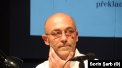 Scriitorul Filip Florian față în fața căldurosului public din Brno