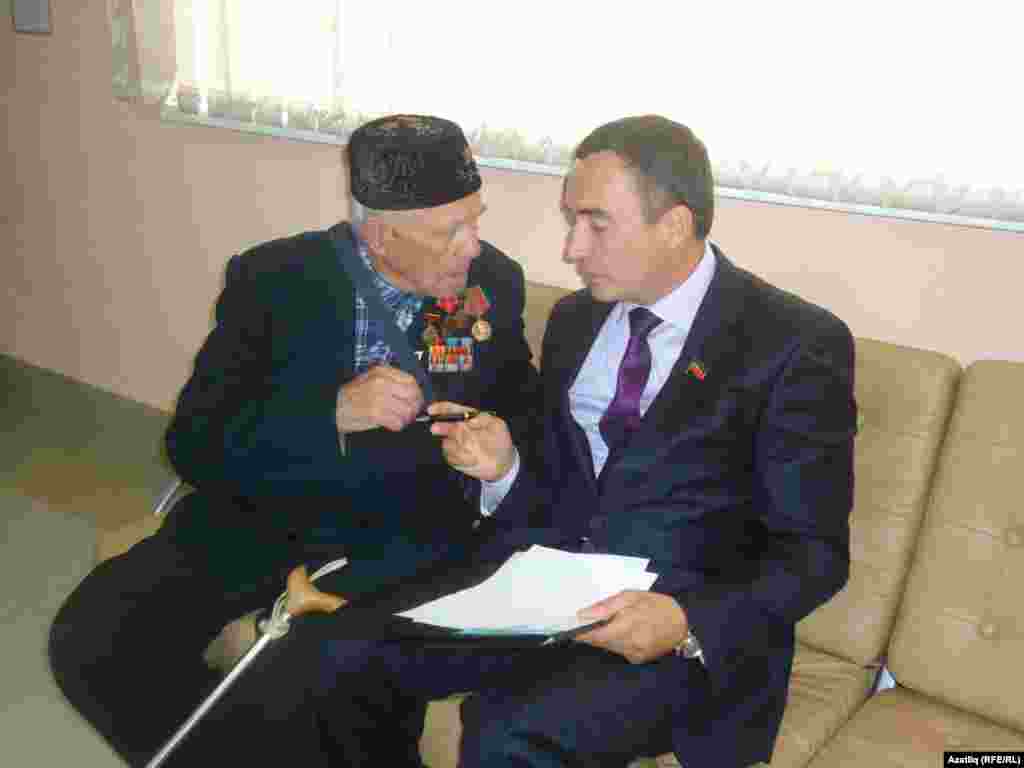 Сугыш ветераны Хәбибулла Мохтарәмов һәм Казан кунагы депутат Фәрит Мифтахов