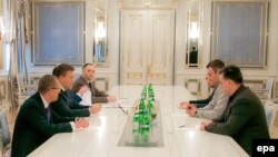 Preşedintele Ucrainei şi liderii opoziţiei la masa de dialog