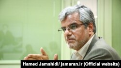 محمود صادقی با انتقاد از «انحراف و فساد در سیستم بانکی» ایران گفت:‌ چرا چنین اتفاقاتی در سیستم بانکی وجود دارد.