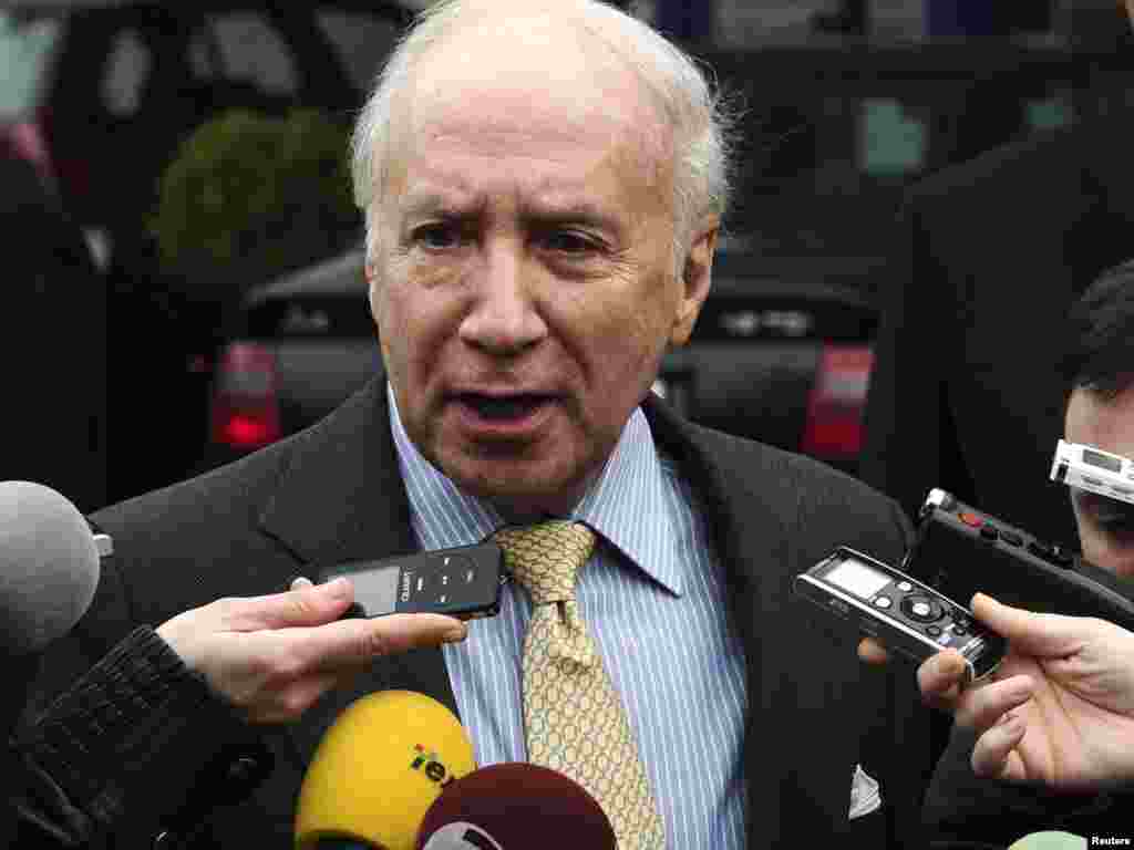 Медијаторот Метју Нимиц дава изјава за новинарите - UN envoy Matthew Nimetz speaks to the media before his meeting with Macedonian Foreign Minister in Skopje February 23, 2010. Nimetz, the United Nations mediator seeking to resolve a long-running dispute over Macedonia's name, was in Skopje to push for a resolution. When Macedonia broke away from the former Yugoslavia, Greece objected to the name arguing it implied a claim on Greece's own region of Macedonia. The dispute has blocked Macedonia's admission to NATO and could hinder its entry into the European Union.