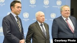 Министрите за надворешни работи на Македонија и на Грција, Никола Димитров и Никос Коѕијас, се на нова рунда преговори во Њујорк