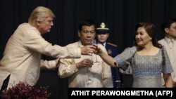 Donald Trump cu President Rodrigo Duterte și Honeylet Avancena, Manila, 12 noiembrie 2017