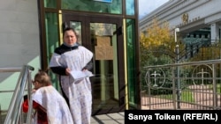Бакытгуль Масилбаева вышла на пикет с ребенком. Нур-Султан, 16 сентября 2020 года.