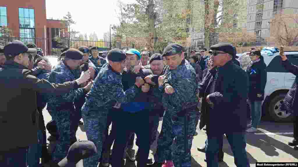 Бұған дейін Қазақстан президенті Нұрсұлтан Назарбаевты ымырасыз сынап жүрген оппозициялық саясаткер, бұрынғы банкир Мұхтар Әблязов өз жақтастарын мамырдың 10-ы күні билікке талаппен наразылық акциясына шығуға шақырған. Ол негізін қалаған "Қазақстанның демократиялық таңдауы" қозғалысын наурыз айында Астана соты "экстремистік ұйым" деп танып, қызметіне тыйым салған.