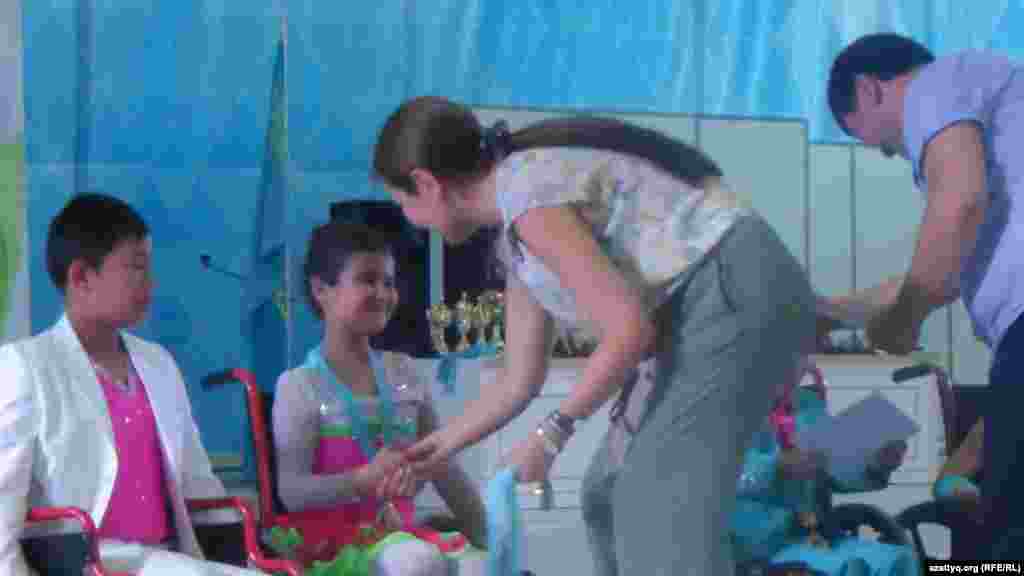  Ұйымдастырушылар өнер көрсеткен балаларды марапаттады.