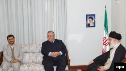 دیدار جلال طالبانی، رییس جمهور عراق با آیت الله خامنه ای رهبر جمهوری اسلامی ایران که ماه گذشته انجام شد.