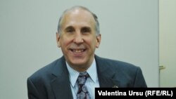 James D. Pettit, ambasadorul american la Chișinău,