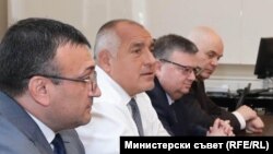 Вътрешният министър Младен Маринов, премиерът Бойко Борисов, главният прокурор Сотир Цацаров и заместникът му Иван Гешев по време на среща с футболни босове, след която собственикът на "ЦСКА-София" Гриша Ганчев обяви: "Разбрахме се да не се купуват мачове".