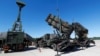 Sistem american de apărare anti-rachetă Patriot (dreapta) și radarul britanic de tip Giraffe AMB, în timpul manevrelor aeriene Toburq Legacy 2017, baza aeriană Siauliai, Lituania, 20 iulie 2017.