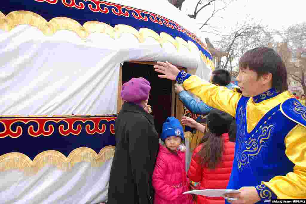 «Киіз үй мейрамының» алғашқы күні Алматының Арбатында төрт киіз үй тігілді. Жас жігіт талдан жасалған жиырма қанатты киіз үйді таныстырып тұр.